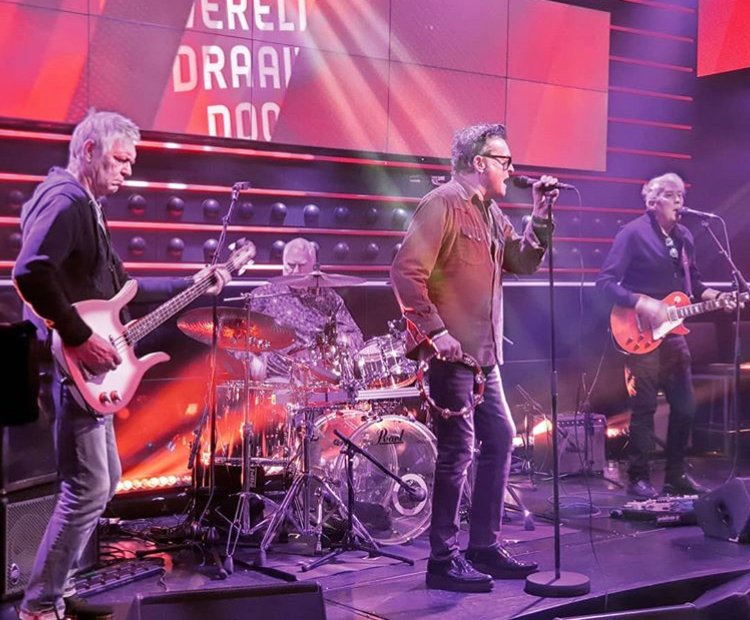Vanavond zijn wij te gast bij DWDD! 
#goldenearring #saywhen #live #DWDD #soundcheck
