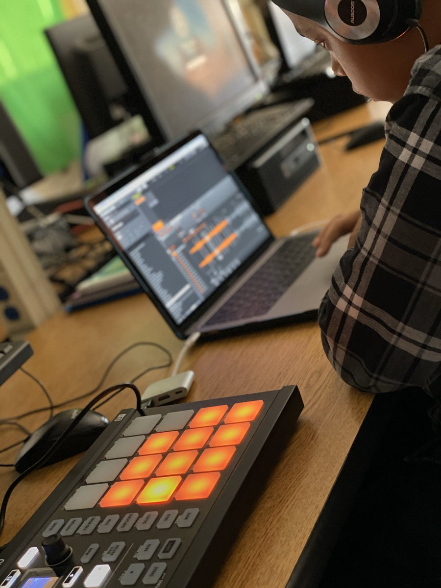 “Designing Beats” <a href="/seunerinle/">Seun Erinle</a> from <a href="/weareairlabs/">A.I.R. Labs</a> visits twice a week with <a href="/cathaeff/">catha hannah</a> ‘s students <a href="/WMSFA/">Western Middle School for the Arts</a> CREATING in the “Rhythm Lab”  designing their own digital music #WeAreJCPS #JCPSIT3 #KYGoDigital