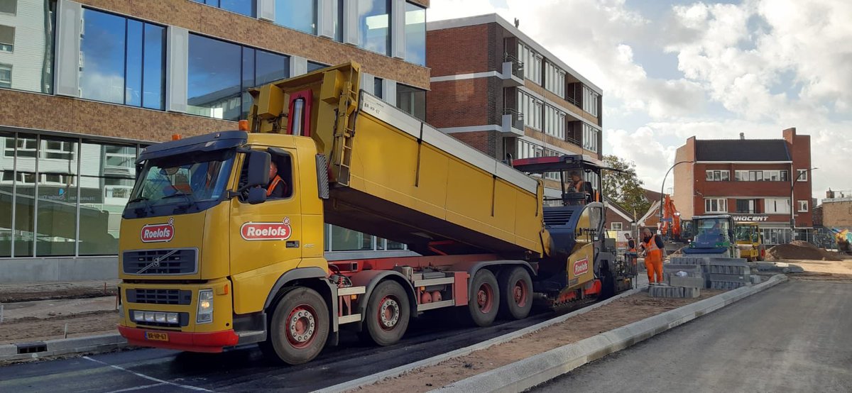 Dag 1 <a href="/gemeentehengelo/">Gemeente Hengelo</a> Deldenerstraat #asfalt fase 2 zit dr weer op @geetmooi <a href="/Roelofsgroep/">Roelofs</a>