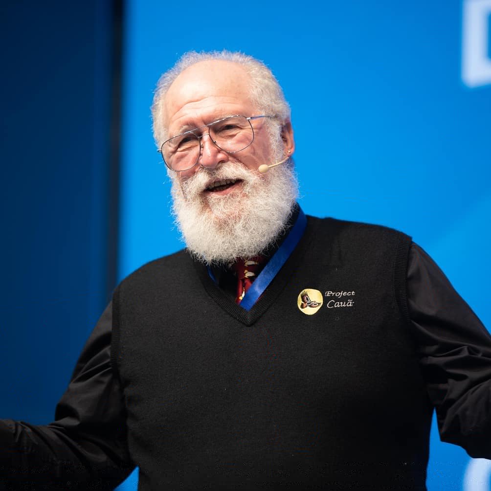 campuspartyuy's tweet photo. “Estoy en contra de la piratería. Quita dinero a la gente que escribió software con fines comerciales”, dijo recientemente Jon @maddoghall, presidente del consejo de Linux Professional Institute 🐧
Como contó en su charla en #CPUY1, cree en construir un mundo más abierto y libre. https://t.co/EHcTs3L752