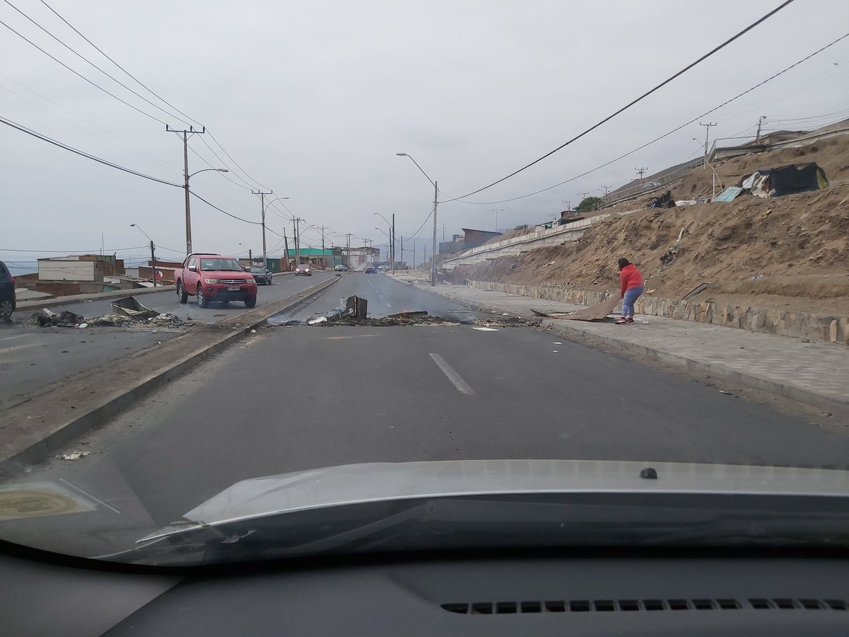 thomas_dds's tweet photo. Barricadas en Circunvalacion entre Sucre y Covadonga en #Antofagasta https://t.co/jigCvYHwmN