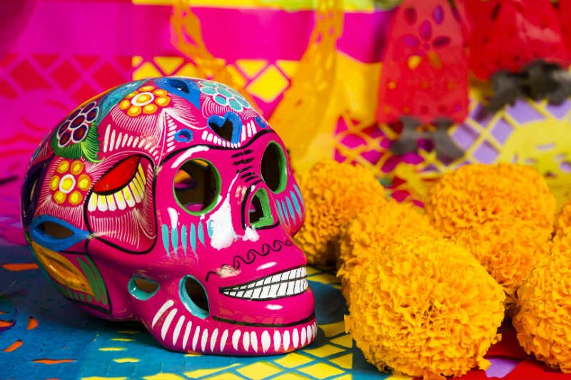 RedNotici1's tweet photo. #Tradición #México #DiaDeMuertos  #Ofrenda Hoy 28 de octubre inicia el Día de Muertos, pues se pone la primera ofrenda para recibir a las almas de los accidentados o asesinados. https://t.co/AShFhwyoSx