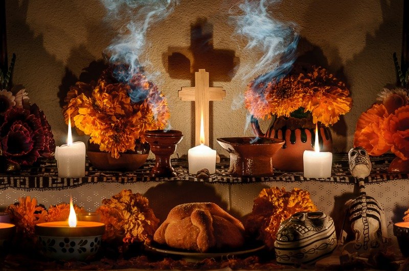 RedNotici1's tweet photo. #Tradición #México #DiaDeMuertos  #Ofrenda Hoy 28 de octubre inicia el Día de Muertos, pues se pone la primera ofrenda para recibir a las almas de los accidentados o asesinados. https://t.co/AShFhwyoSx
