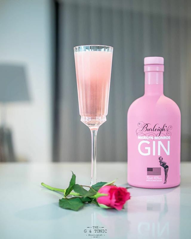 onenationdrinks's tweet photo. I ᗪEᖴY GᖇᗩᐯITY🍹
•
35ml Marilyn Monroe gin @burleighsgin
15ml Rose liqueur @laniquedrinks
15ml hibiscus syrup
10ml maraschino cherry liqueur @luxardoofficial
Pink moscato
~
Shake well all ingredients except the pink moscato, strain into a floute g… https://t.co/NizmLGOnNw https://t.co/QVjXxDkjlN