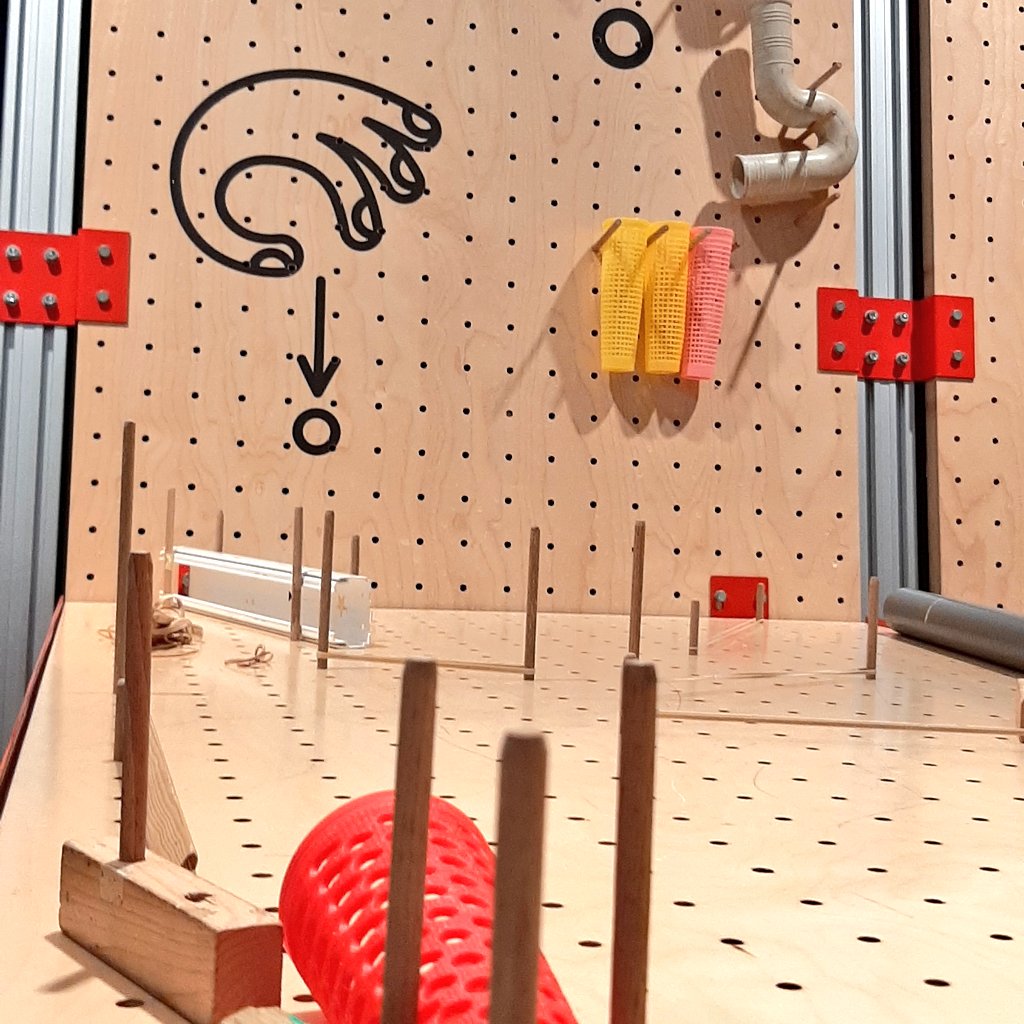 escolaDrassanes's tweet photo. Amb la @Cristina_80_S al  @CosmoCaixa_CAT descobrint el  #tinkering en el marc del projecte @TinkeringEU 
Una metodologia  que ens permet aprendre fent: manipular, experimentar, crear, equivocar-se... i tornar a començar! 
#drassanesteam https://t.co/2um4DWMqYu