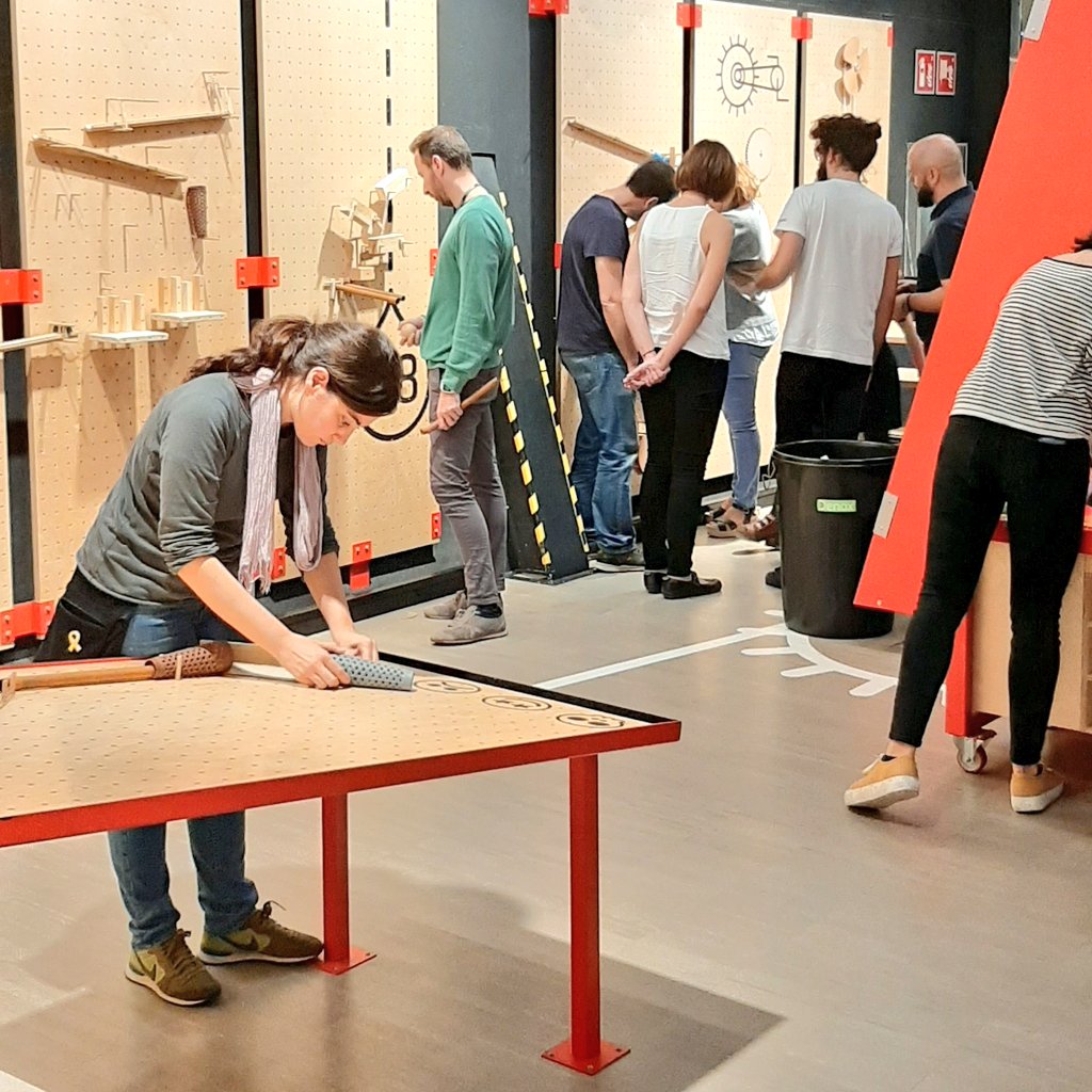 escolaDrassanes's tweet photo. Amb la @Cristina_80_S al  @CosmoCaixa_CAT descobrint el  #tinkering en el marc del projecte @TinkeringEU 
Una metodologia  que ens permet aprendre fent: manipular, experimentar, crear, equivocar-se... i tornar a començar! 
#drassanesteam https://t.co/2um4DWMqYu