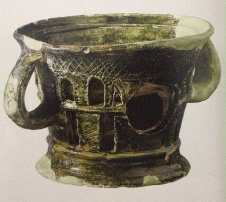 Yenikapı.Alt tarafa yerleştirilen ateşle üst kısıma konan yemeğin ısıtıldığı mimari bezemeli 1200 yıllık ısıtma kabı