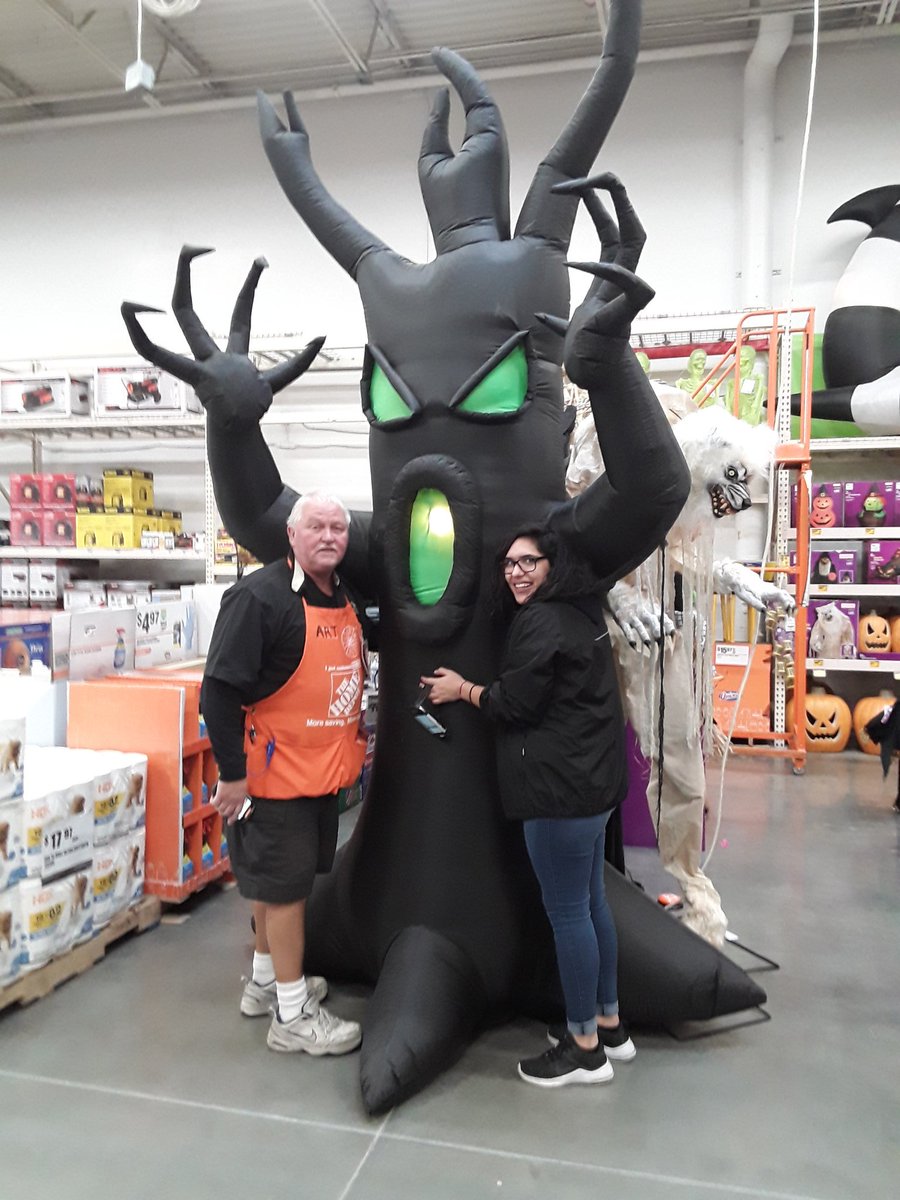 David89661's tweet image. Last week setting up for Halloween  clearance met team  celeste and tony and store side art good job @JoelMBrownIdaho  @caitlin_keon  #metvalues #d198metpartnership