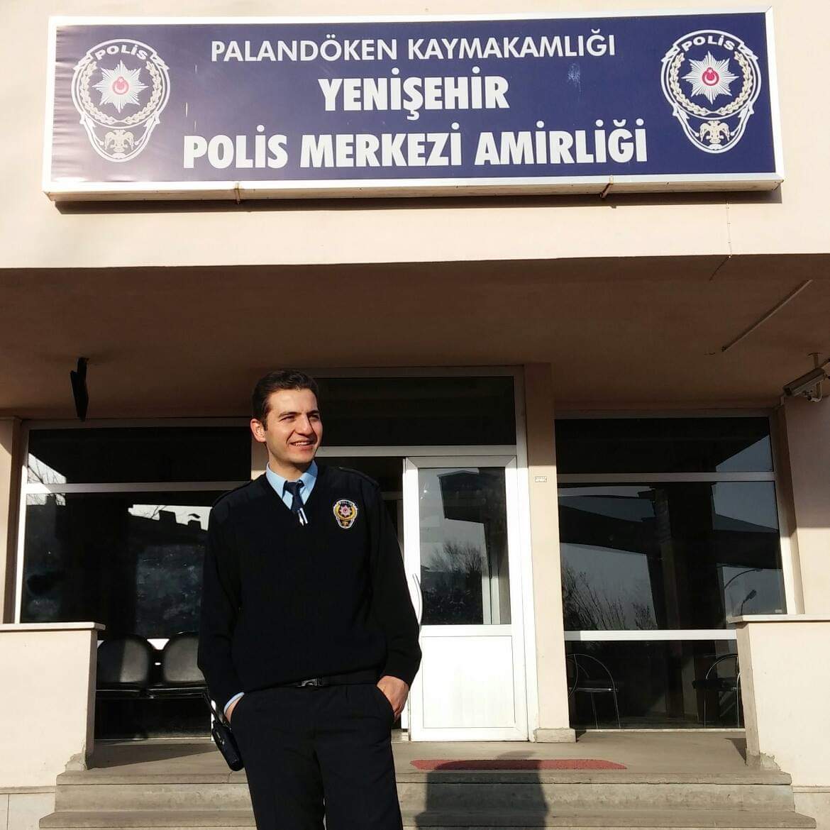 Bu fotoğrafa iyi bakın. Bu güler yüzlü polis, şehit asker Zekeriya Altınok. Masumluğunu şehit olarak ıspat eden bir kahraman. Ama devletin gözünde fetocu bir terörist. Daha kaç can gidecek masumiyetimizi ıspatlamak için.  #sesimiduy