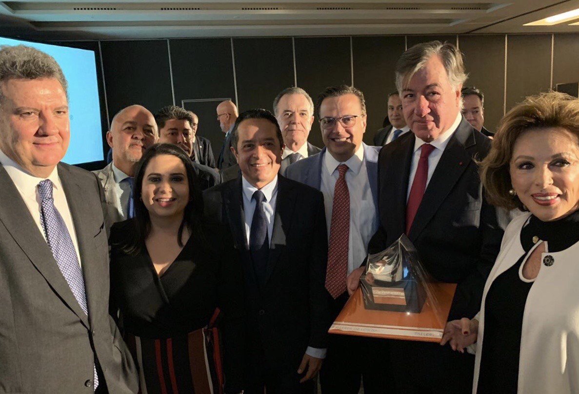 CarlosJoaquin's tweet photo. Los saludo desde #CDMX donde participo en el Encuentro Turístico del @cnet_mexico para fortalecer la competitividad del sector a través de la innovación en la estrategia turística. #QuintanaRoo presente como destino líder, ideal para la inversión sostenible. @SedeturQROO https://t.co/1lmktwyiMZ