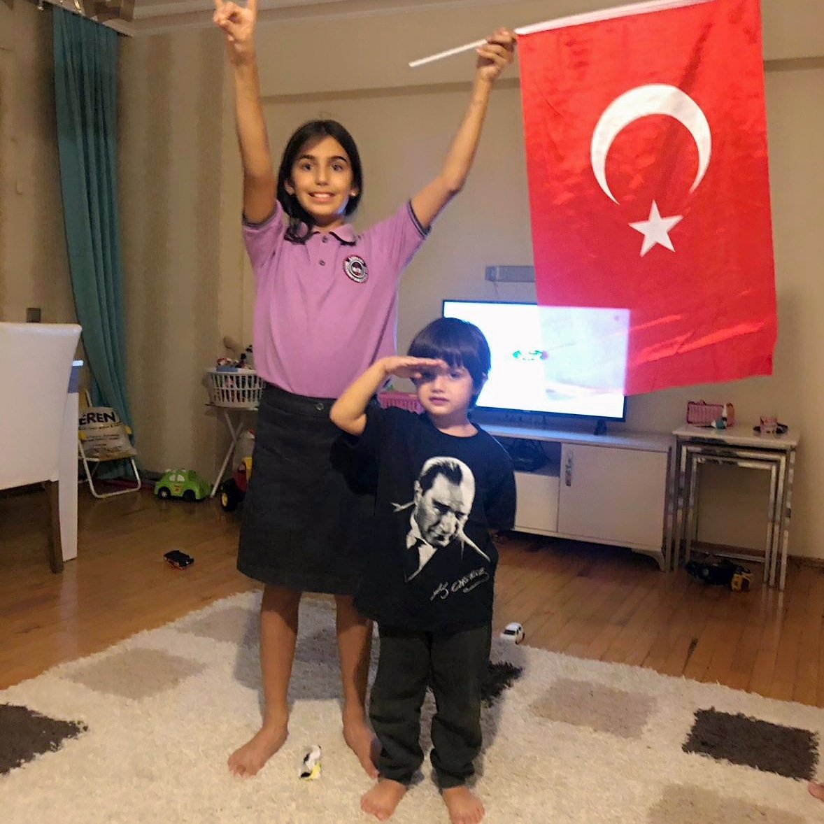 muratcemilgil's tweet photo. Nesilden nesile,gönülden gönüle.
Ne mutlu Türk'üm diyene.
Cumhuriyet bayramımız kutlu olsun. https://t.co/NZ1cD8qds4