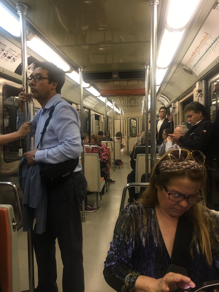 92Varp's tweet photo. @metrodesantiago acabo de hacer la fila y esperar mas de 20 minutos fuera del metro bellas artes, porque estaban esperando cada cierto rato por el atochamiento en el andén y los vagones de la L5, manteniendo la reja cerrada, pero acabo de subir al metro y está así, hasta me senté https://t.co/uVRvwkSruE