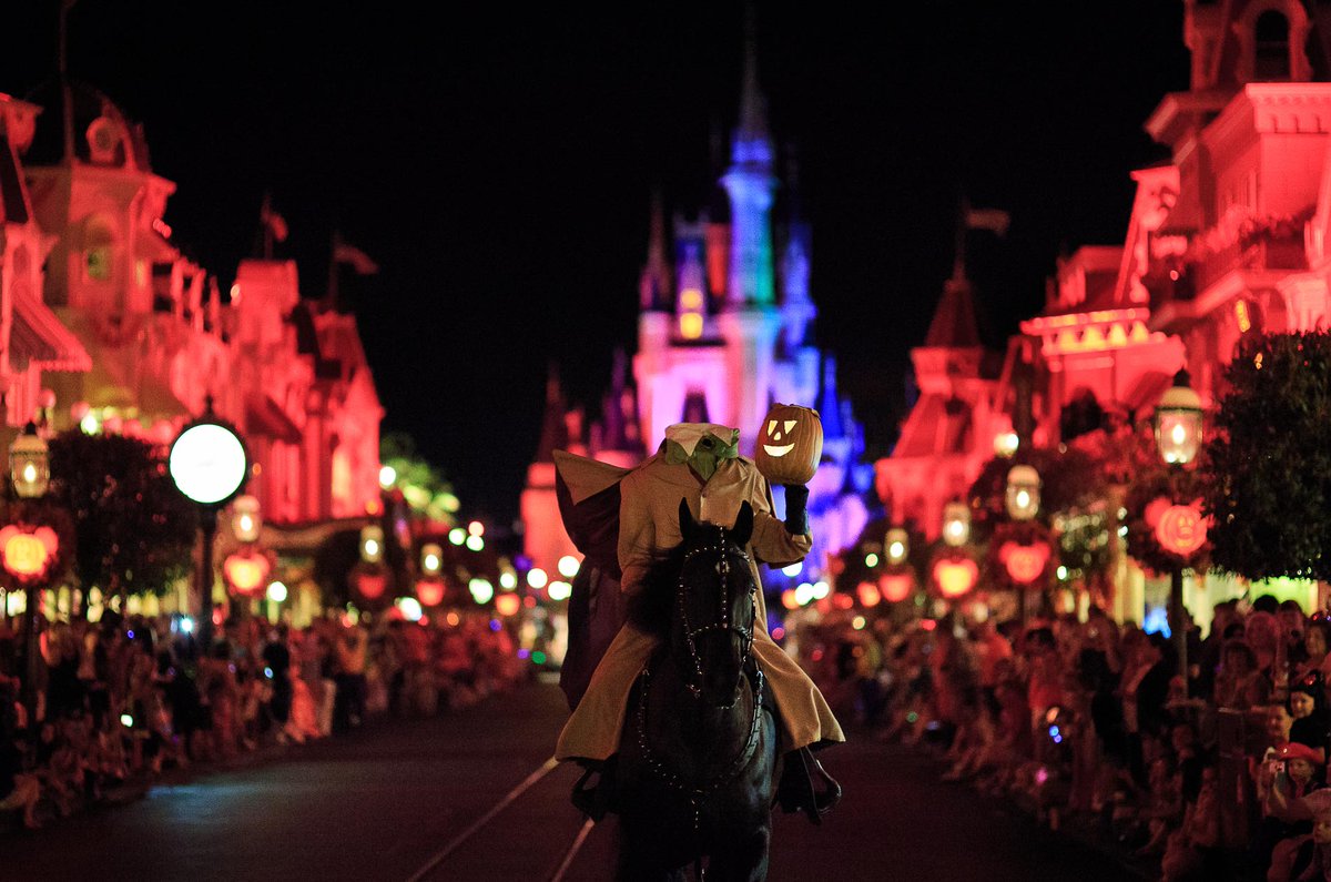 LOVE15_OFICIAL's tweet photo. Sabias qué... en Magic Kingdom 🏰 se celebra la fiesta de Noche de Brujas llamada: “Mickey not so scary Halloween Party”? 😱
En Disney siempre encontrarás motivos para celebrar🤩

#NocheDeBrujas👻 #Halloween🎃 #TrucoOTrato  #MagicKingdom🏰 #Love15 https://t.co/GjtSK7Ry5H