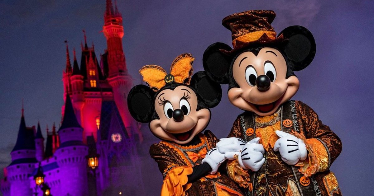 LOVE15_OFICIAL's tweet photo. Sabias qué... en Magic Kingdom 🏰 se celebra la fiesta de Noche de Brujas llamada: “Mickey not so scary Halloween Party”? 😱
En Disney siempre encontrarás motivos para celebrar🤩

#NocheDeBrujas👻 #Halloween🎃 #TrucoOTrato  #MagicKingdom🏰 #Love15 https://t.co/GjtSK7Ry5H