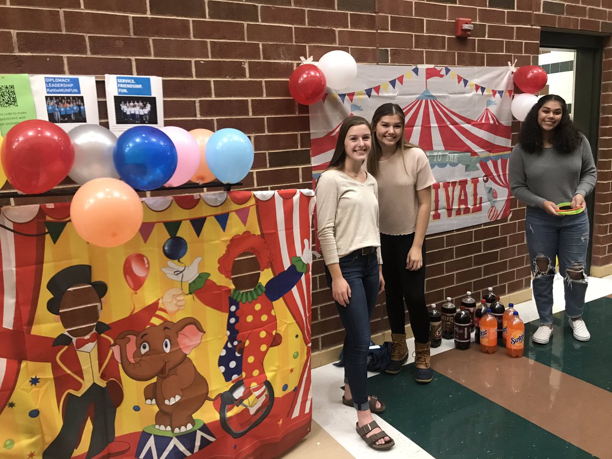 KRHS_Business's tweet photo. FBLA and DECA at Trick or Treat Street slinging the popcorn and welcoming everyone to the Carnival! 
🍭🍫🍬👻💀🧙🏽‍♀️🧞‍♂️🧟‍♂️🧟‍♀️🧛🏼‍♀️🧛🏼‍♂️ https://t.co/F8J694G462