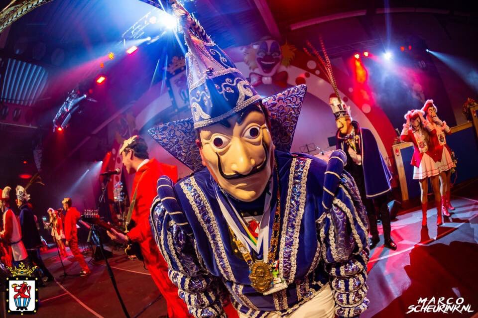 Wie in ‘s-Heerenberg houdt zich al maanden een masker voor en zet iedereen op het verkeerde been? 🦸🏻‍♂️

Op vrijdag 8 nov &amp; zaterdag 9 nov “ontmaskeren”  d’Olde Waskupen in hun pronkzitting deze persoon.

Kom deze oergezellige pronkzitting beleven en haal gauw jouw toegangskaart!