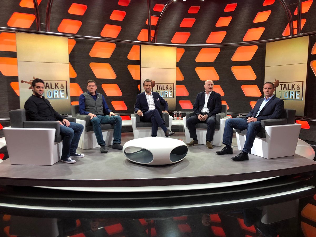 SkySportAustria's tweet photo. "Talk & Tore" - großes Thema: @skrapid!
@ThomasTrukesitz empfängt folgende Gäste:
- Kurt #Garger, Rapid-Legende
- Stefan #Kjaer, Initiative Rapid 2020
- Rainer #Bortenschlager, Kronen Zeitung
- Daniel #Mandl, https://t.co/fGLHy7xCgy
JETZT LIVE auf Sky Sport Austria 1 HD! #SkyTuT https://t.co/2gIZEualjR
