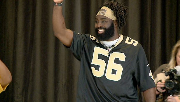 CWatkins_TV's tweet photo. @demario__davis @wdsu .@demario__davis went to #SLKF and surprised the students with their own headbands!!!! Y'all have to see this story at 4. Their reaction was awesome. Also...how great is Demario for doing this? I love it!!! #Saints @wdsu https://t.co/Yhqv6YD2kM