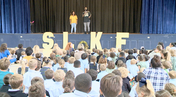 CWatkins_TV's tweet photo. @demario__davis @wdsu .@demario__davis went to #SLKF and surprised the students with their own headbands!!!! Y'all have to see this story at 4. Their reaction was awesome. Also...how great is Demario for doing this? I love it!!! #Saints @wdsu https://t.co/Yhqv6YD2kM