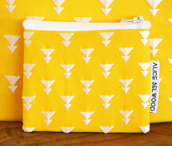 ASelwood_Design's tweet photo. Rock Purse

https://t.co/oEU0ROABOa

#cornwall #new #embroidery #mustard #yellow #sunshine #beautiful #style #design #graphic https://t.co/nXyxg87zvT