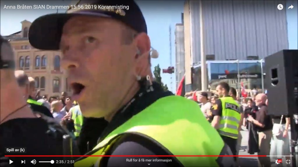 piscesgutt's tweet photo. – Da er det ferdig! Når dere klarer å kaste Koranen, da er det over! Da er det over! sa politimannen i Drammen i juni og avbrøt Sians demo. Hvordan forholder Politiet seg til litt korankasting venner imellom? Så lenge den ikke kastes i bakken? #thetriggering2019 https://t.co/KyfVKo854L