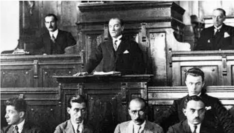 Yarın, cumhuriyet ilan edeceğiz!

28 Ekim 1923 günü Çankaya Köşkü’nde İsmet Paşa ile birlikte anayasa değişikliği metnini hazırlayan Atatürk, akşam yemeğinde sofrada bulunanlara döndü ve “Yarın, cumhuriyet ilan edeceğiz!” dedi... 29 Ekim 1923’te cumhuriyet ilan edildi. #29Ekim