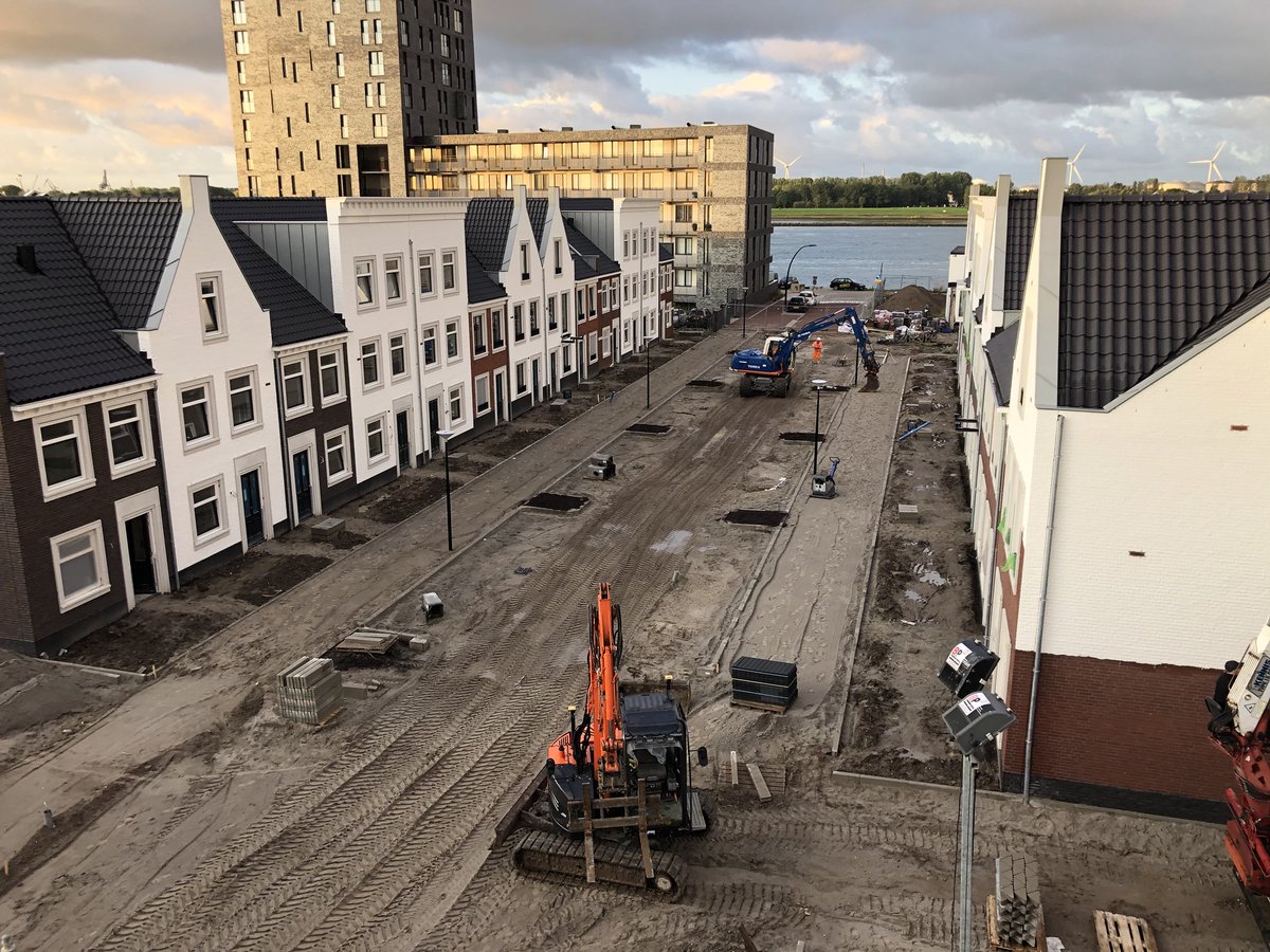 CLooij's tweet photo. Vandaag de eerste Linex kappen gemonteerd door Rien Weijers van de 23 woningen. Metselwerk begint ook al vorm te krijgen door metselbedrijf Zwaan! De 36 woningen zijn bijna gereed voor oplevering. #waal Het balkon Maassluis https://t.co/W4wlvCEaKl
