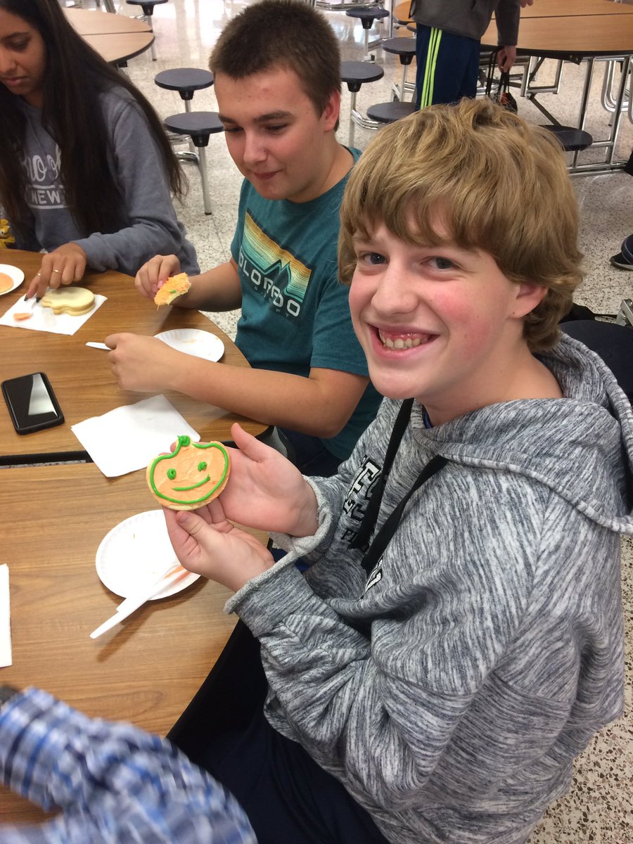 LansingLinkCrew's tweet photo. What a successful event! LC cookie decorating! https://t.co/Tm9rKeDoXv