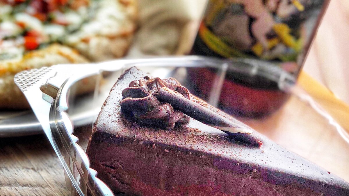 DellsPizzaLab's tweet image. Public Service Announcement: It’s #NationalChocolateDay. 

Pizza and Chocolate Cake. There’s beer, too. Show your Monday who is in charge. 

#wisconsindells #ChocolateDay #chocolateandpizza #MondayMotivation