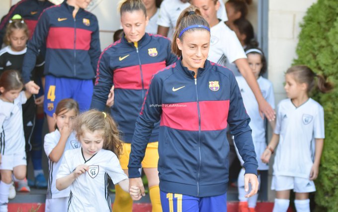 RadioMARCA's tweet photo. @Marcador @PabloParra_95 @RealMarcosCF @alonso_santi "Alexia: Vamos, que salimos 👋
Niña: Pero yo soy del Madrid
Alexia: 🙂
Niña: 😟 Pero es que soy del Madrid"
👧🏼⚽️Cerramos #HablanLasRedes con @LaluRAlbarran, la fotógrafa que captó la imagen en la que una niña que no quería darle la mano a @alexiaps94
https://t.co/o1OSy8AQhU https://t.co/PFlnuH00Bx