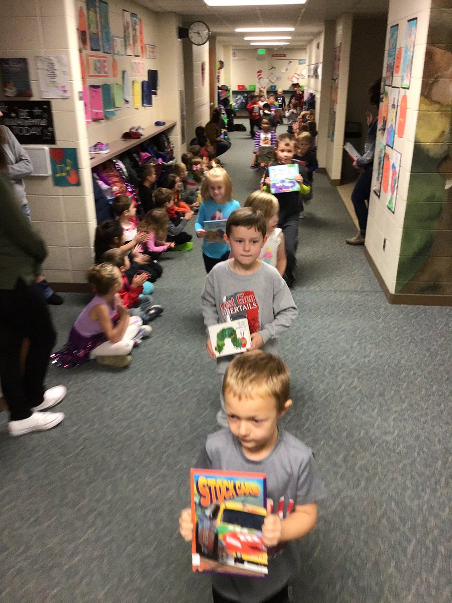 AprilsKinders's tweet photo. We are Storybook Readers!!!!  Celebrating the end of Readers Workshop unit 1 with our Syorybook Parade!!! https://t.co/41LHGO9p8c