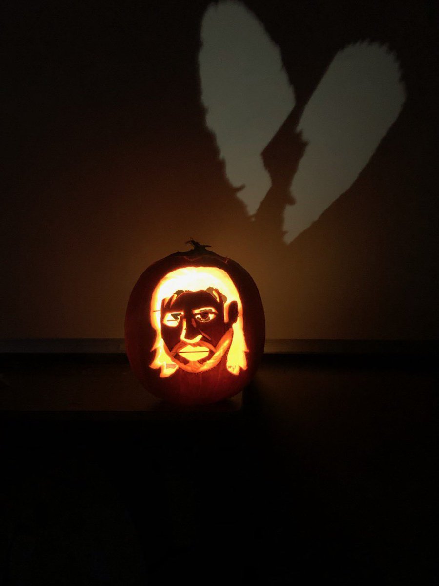 Victoria_Hayley's tweet photo. @SarahBaska‘s Billy Ray pumpkin walked so my Billy Ray pumpkin could run. peep his iconic achey breaky heart shining from the back of it 🤩 https://t.co/Loz3C5XE5g