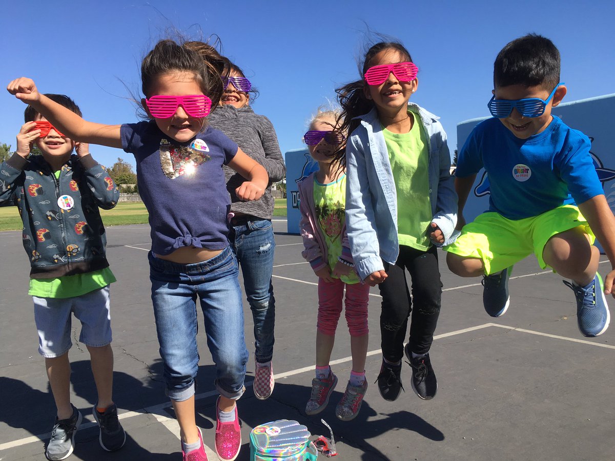 DosCaminosPVSD's tweet photo. Too bright! ❤️❤️❤️ #RedRibbonWeek2019 #PVProud https://t.co/IMM0SEx46n