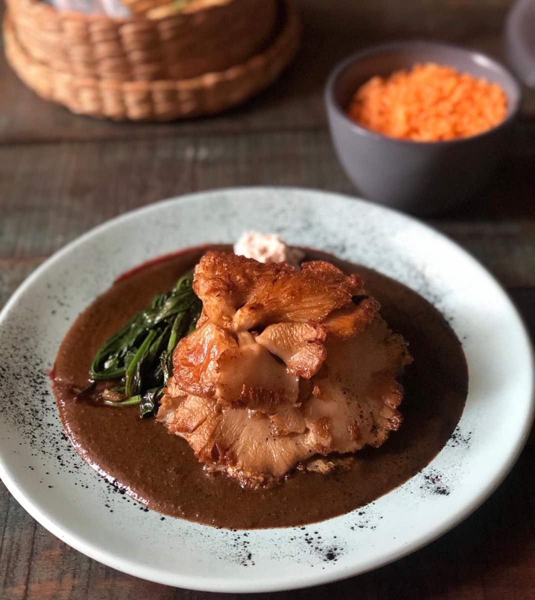 Setas al Mole con nuestro delicioso mole artesanal, espinacas y “queso” chispas🖤🧡
Sólo en #forevervegano Guanajuato 54, Roma y Alejandro Dumas 16, Polanco #mexicocityvegan #plantbased 🌱