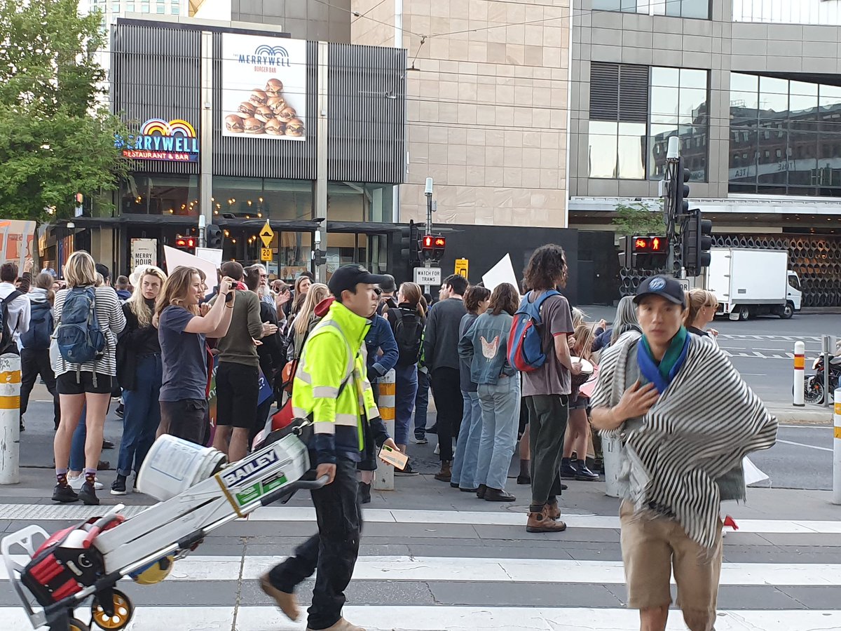 AudreyCooke77's tweet image. #BlockadeIMARC 
Day 2
We Have The Right to Demonstrate!

Police are Really aggressive now in Melbourne Convention and Exhibition centre.