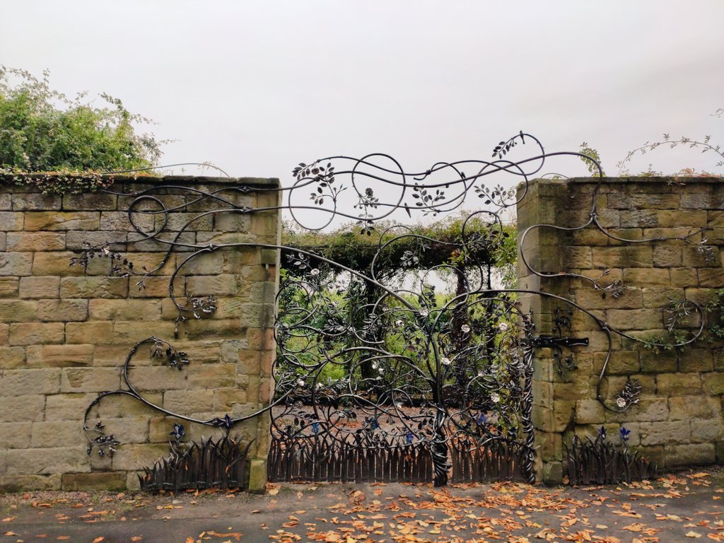 MuhammedTopdas's tweet photo. Wandered in the courtyard and got lost in the maze. Best way to spend weekend.@alnwickcastle #MGHexplore #artnouveau https://t.co/kdvHClsIxH