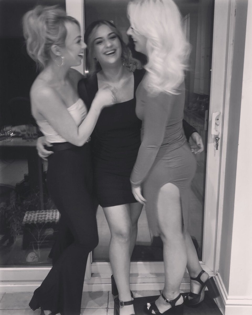 bethsss_x's tweet photo. Forever in debt to these girls x https://t.co/vXrIkYSC1s