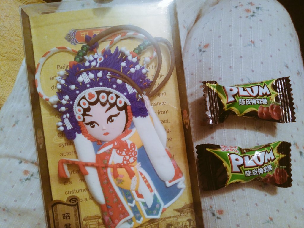 NeuroMarta's tweet photo. Happy with the gifts of my students!!! #Chinesesweets #China #chineseopera #UCLM #MUIE #MarketingPlan #InternationalMarketing #Marketing https://t.co/FkpttVOQa6