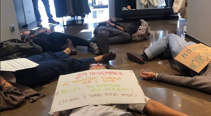 📢 Venerdì i ragazzi di #FFF Padova hanno organizzato un die-in in un negozio di abbigliamento, sensibilizzando consumatori e media sui danni della fast fashion.

💥 Per la prima volta in Italia, però, degli attivisti sono stati denunciati!

Più info ➡️ bit.ly/2MU8TuH