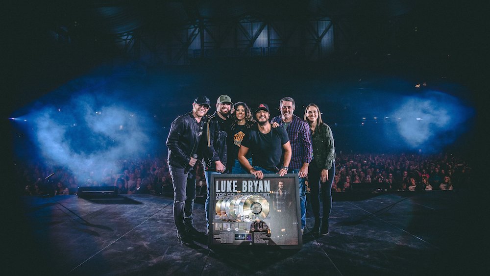 MusicRow's tweet photo. Luke Bryan Wraps 36th Career Stadium Show, Celebrates New RIAA Certifications https://t.co/oRVXIRvhOd https://t.co/vuJ7SXIKCL