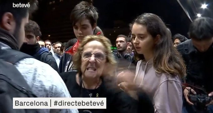 manuela carmena corta la estacion de sants con los cdr con cara de odio.no fake