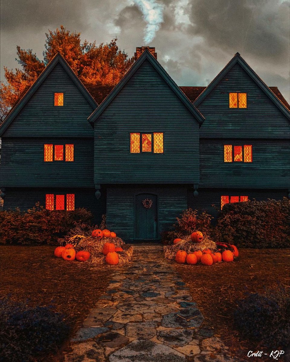 TRVLCreative's tweet photo. Trick or treat 👻 https://t.co/GxE2OAnxN4