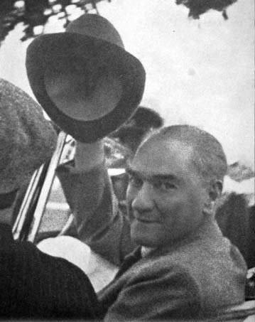 sincapkopyasi's tweet photo. Biz her .......
23 Nisan çocuğuz  
19 Mayıs genciz   
30 Ağustos zaferiz  
29 Ekim cumhuriyetiz   
10 Kasım Mustafa Kemal’iz

Şuraya Cumhuriyeti kuran bir Baş komutan fotoğrafı bırakalım....... https://t.co/pwb3TB4Hkg