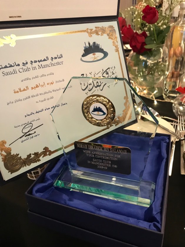٢٧من أكتوبر، أغلقنا به الستار على أعمال الدورة ٣٨ للنادي السعودي بمانشستر @ksamcr 
سعدت جداً بتطوعي مع النادي 
كـ "منسقة لأعمال للجنة النسائية"
وخدمة مبتعثي ومبتعثات مانشستر ومرافقيهم. 
والشكر لفريق العمل المميز وعلى رأسهم رئيس النادي أ.ماجد الشمري @Shmmr_Sa
