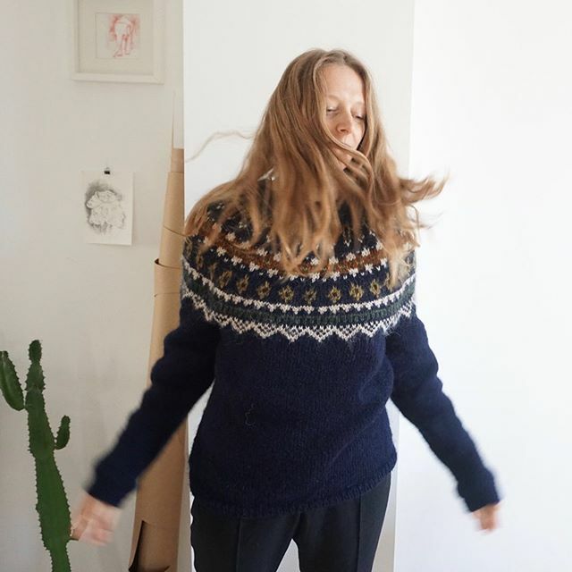 Charlotte_Kan's tweet image. #thesnuggleisreal 💙❄🐑 Yay! I finished my Solkatla 
sweater. •
Pattern by: @litla_prjonabudin 
Lettlopi from: @jawolrotterdam •
•
#strandedcolourwork #lopisweater 
#knit #knitstagram #knitting #breien #lopapeysa #lettlopi #icelandicwool  #memadewa… ift.tt/2BMtniK