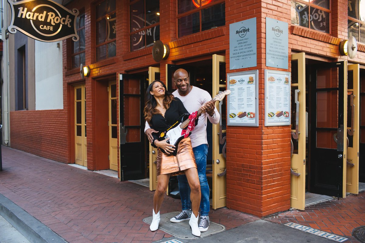 TamicaLee's tweet photo. Everybody knows I love great music & great food. @HardRock nearly took me out with their amazing new menu. Like this steak burger covered in 24-Karat gold leaf. I mean...c’mon....doesn’t get much better than that! Go and try the new menu! ASAP! #HardRockPartner #LegendsOnly https://t.co/ej449U2pSh
