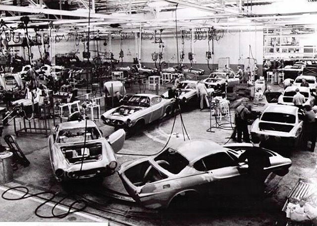 Beauty Parade ......Volvo P1800 Factory Line .
.
.
.
#volvo #p1800 
#classiccars #classiccarworld #swedish bit.ly/2PnZBJ7