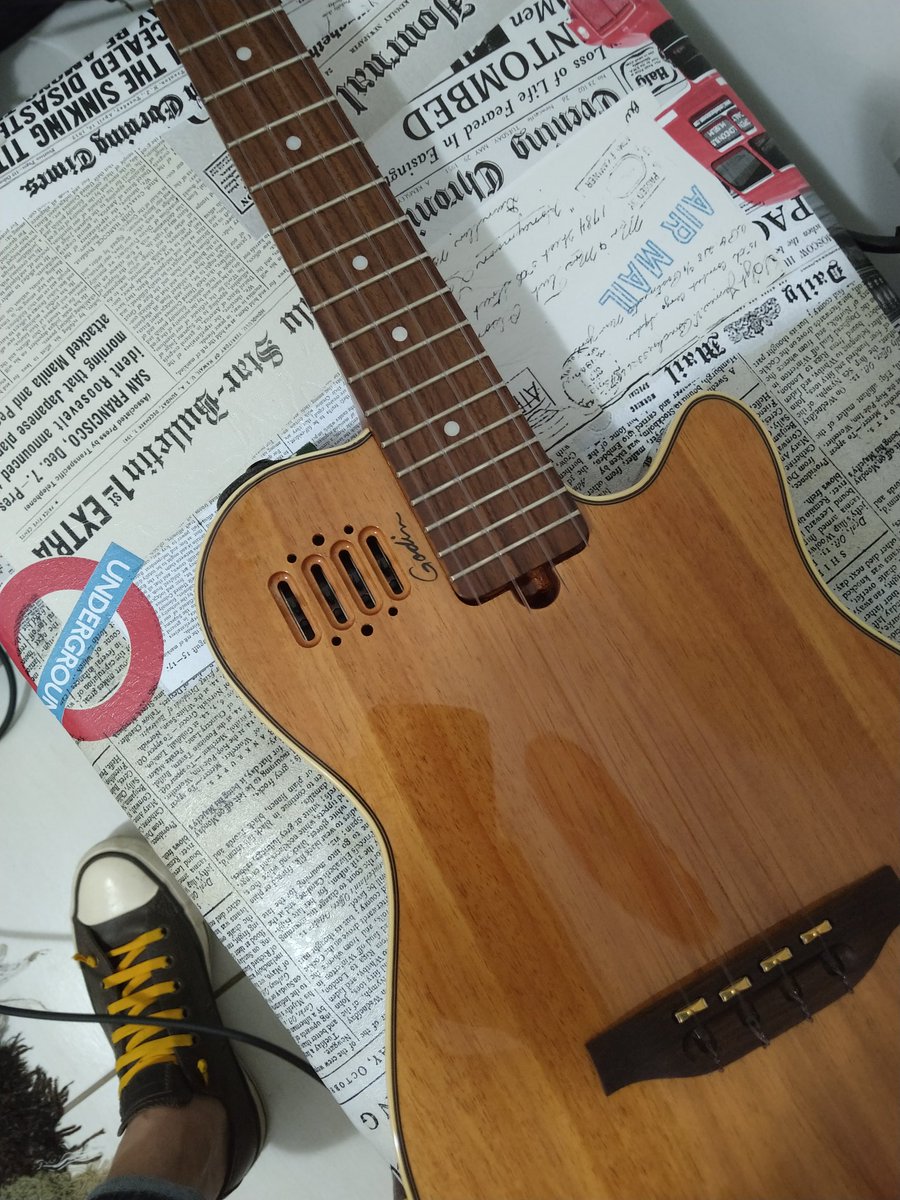 AlineKellyAK's tweet photo. #praticando #ukemaniak #ukulele https://t.co/vurS2CqG5I