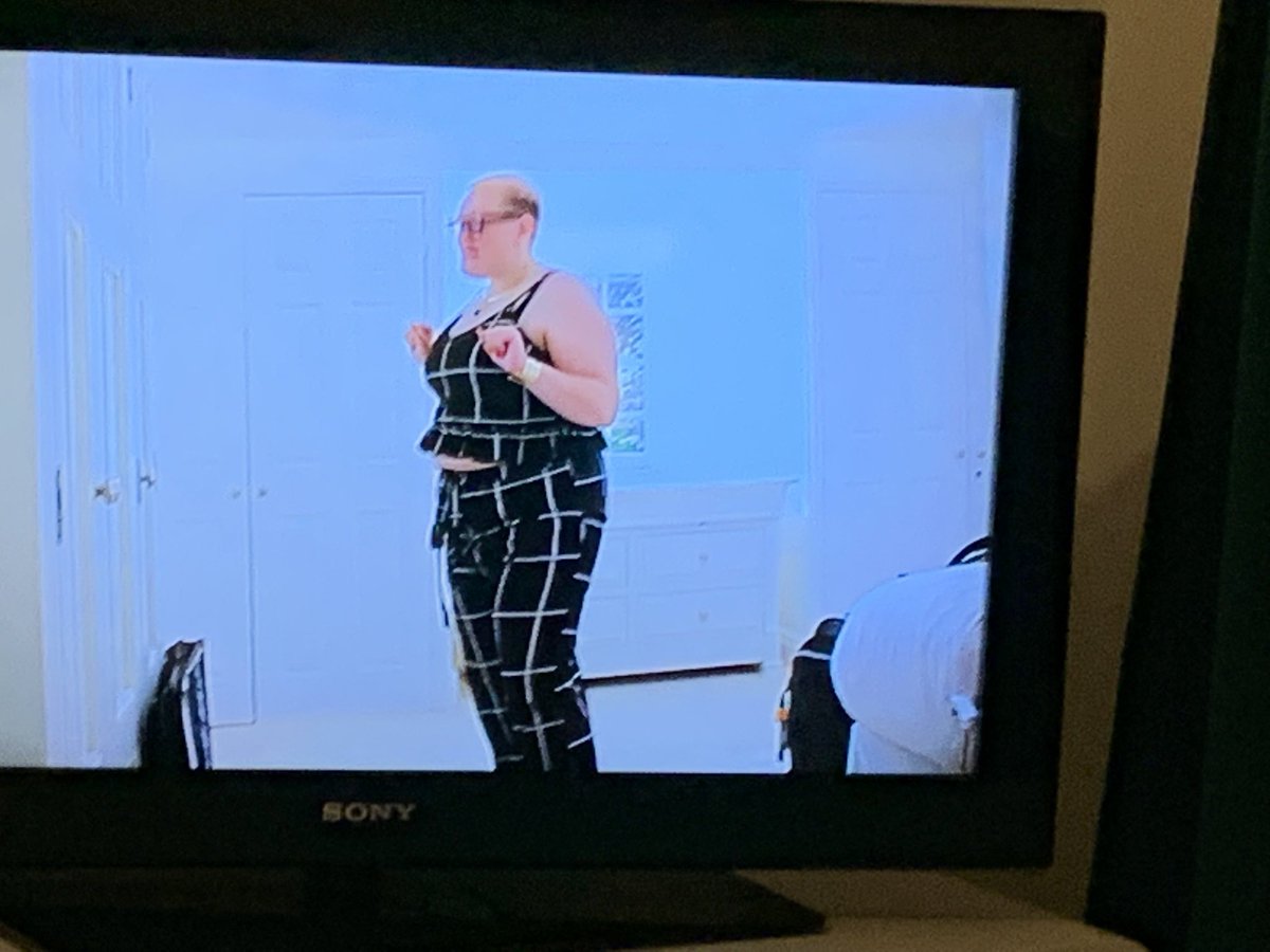 scarlet37372497's tweet photo. Who else thinks that this woman is in serious denial? She’s like a fat cult leader  #whoareyoucallingfat - being obese is unhealthy hun https://t.co/jbbdbkRq9Z