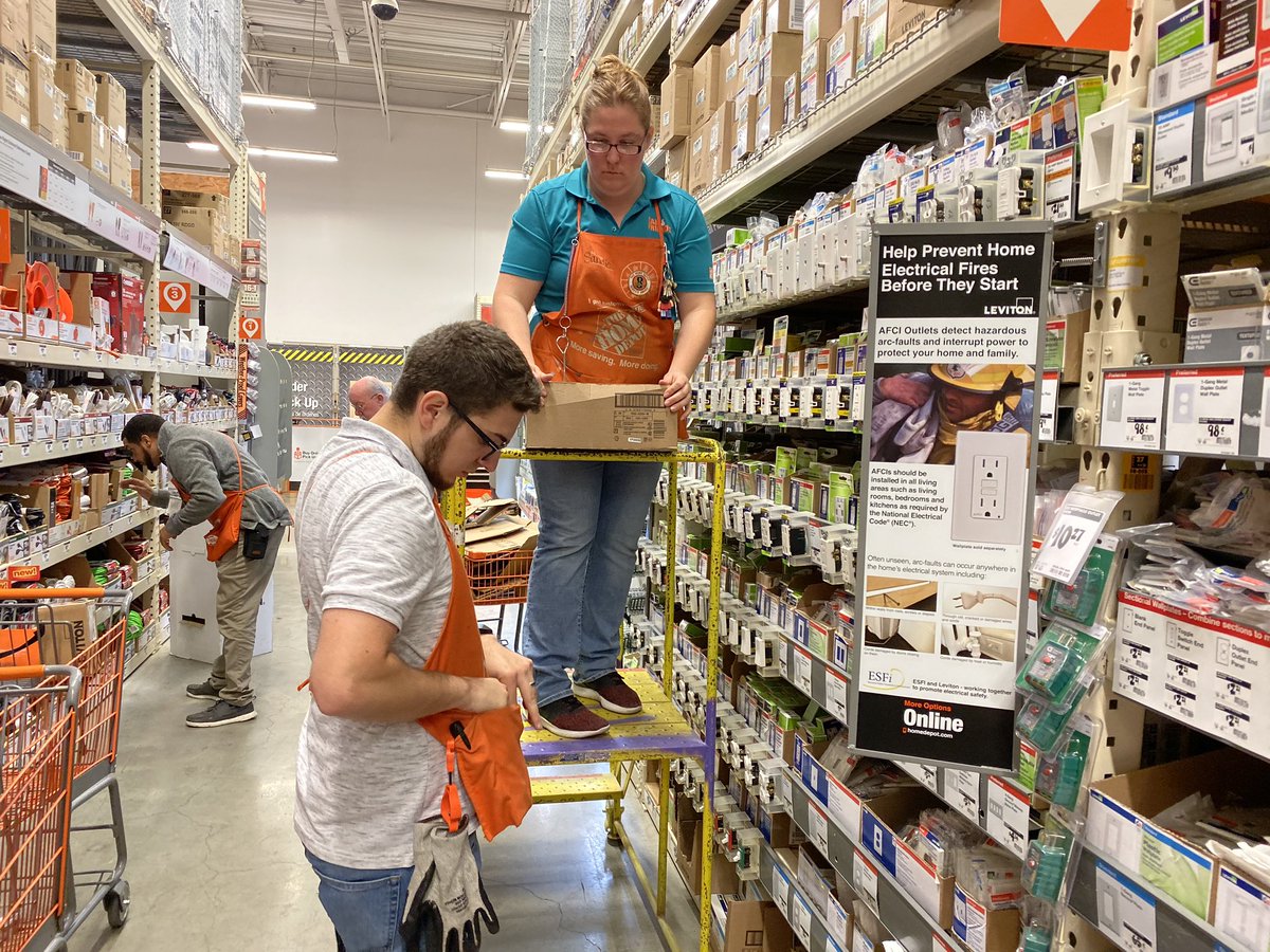 PJMiller16's tweet photo. Look at this power packdown by the Leadershipship team. #focus8 @KeyeMcginty @DennisLarsen9 @blkubes @beltran4anthony @BrianneErvin86 @Sandarina2 @TPoelstra https://t.co/gsDEYqh3vU